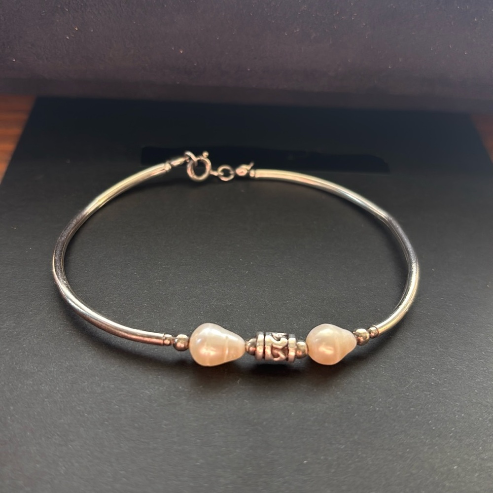 Sterling silver bracelet with wave detail
8”